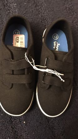 Black low top sneakers