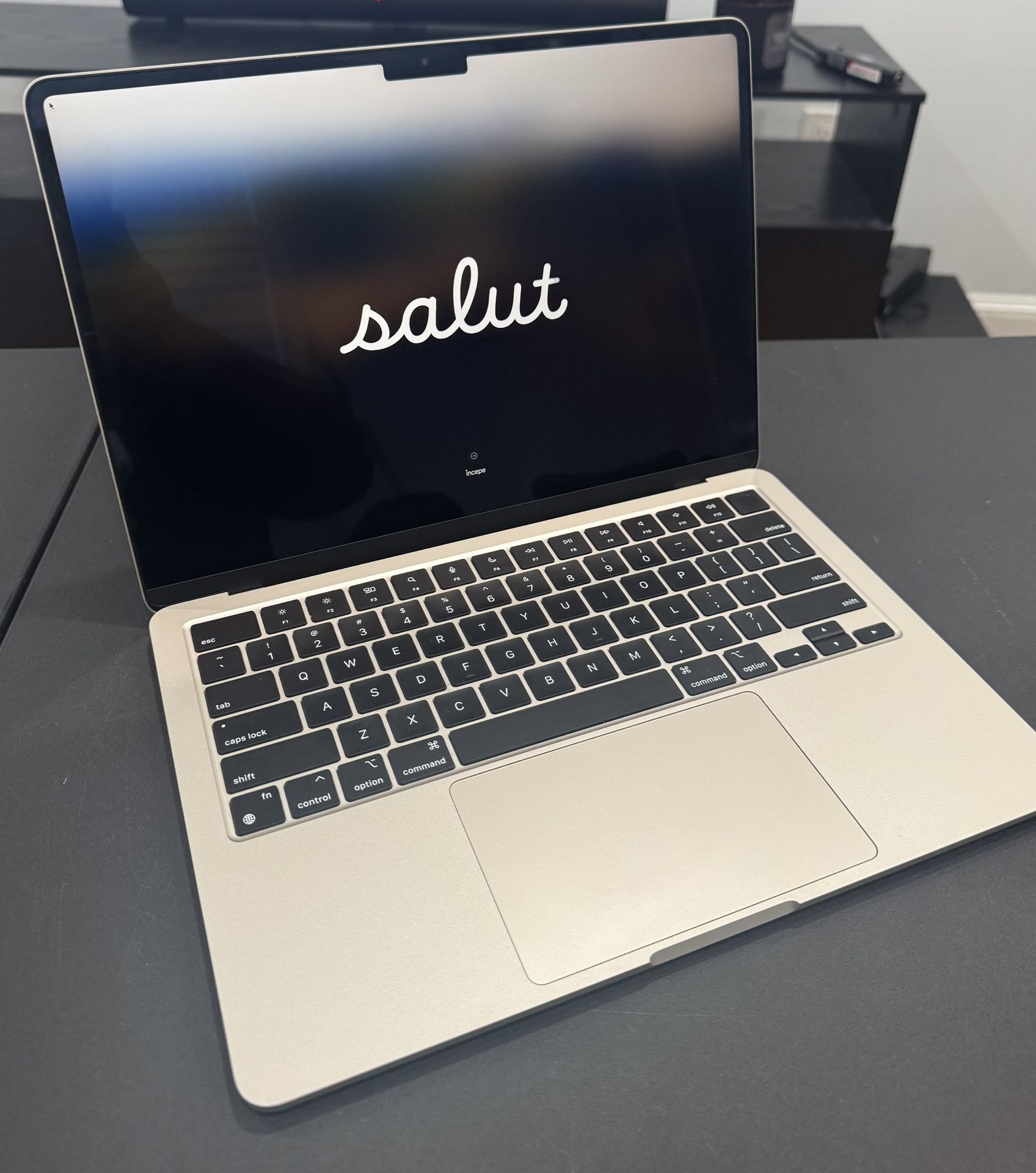 Apple - MacBook Air 13-inch Laptop - M3 chip Built for Apple Intelligence - 8GB Memory - 256GB SSD - Starlight