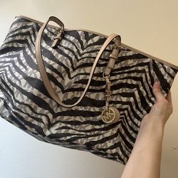 MICHELKORS ZEBRA XXL TOTE 