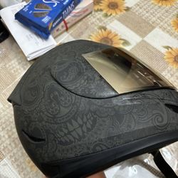 ICON HELMET SIZE MEDUIM