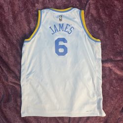 Nike - Lakers LeBron James Dri-FIT NBA Swingman Jersey