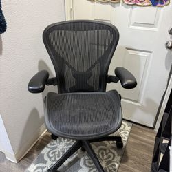 Herman Miller Aeron ( SIZE B ) FULLY LOADED !!