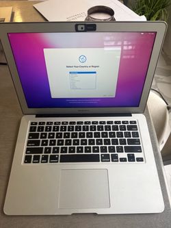 2015 MacBook Air 13” – 128GB – Includes Charger