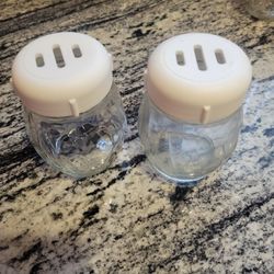 2 White Plastic Top Clear Glass Cheese/spice Shakers 6 0z