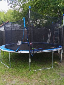 Trampoline. Trampolin