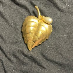 Vintage 1970’s Avon Leaf Broach/Pin Gold tone Metal And Faux Pearl