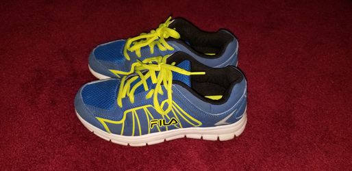 Kids fila sneakers size 3