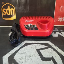 Cargador Milwaukee M12