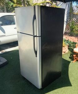 Kenmore Midsize Stainless Steel Top-Freezer Refrigerator w Ice Maker