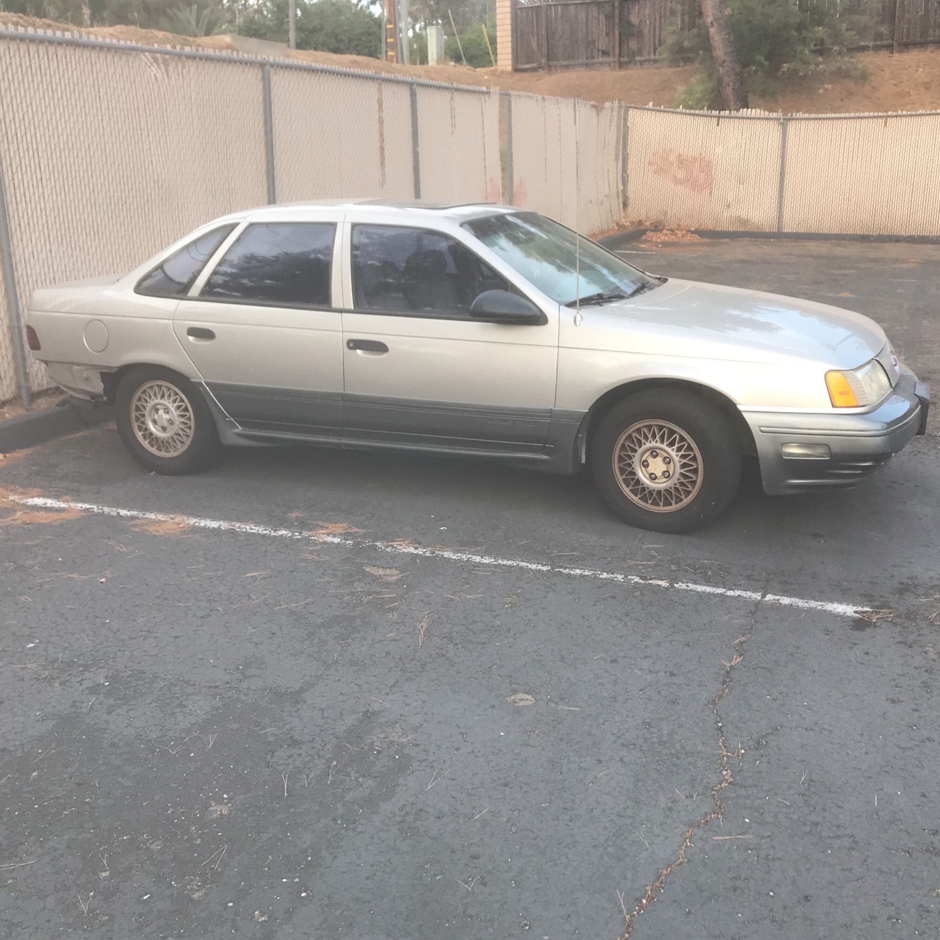 Sho Ford Taurus  1989   Salvage Title  