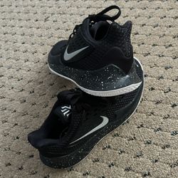 Nike kyrie Irving sneakers new size8 US