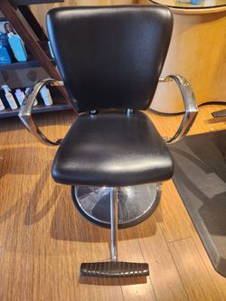 Free Hydraulic Salon Chair in Wallingford (pending pick up)