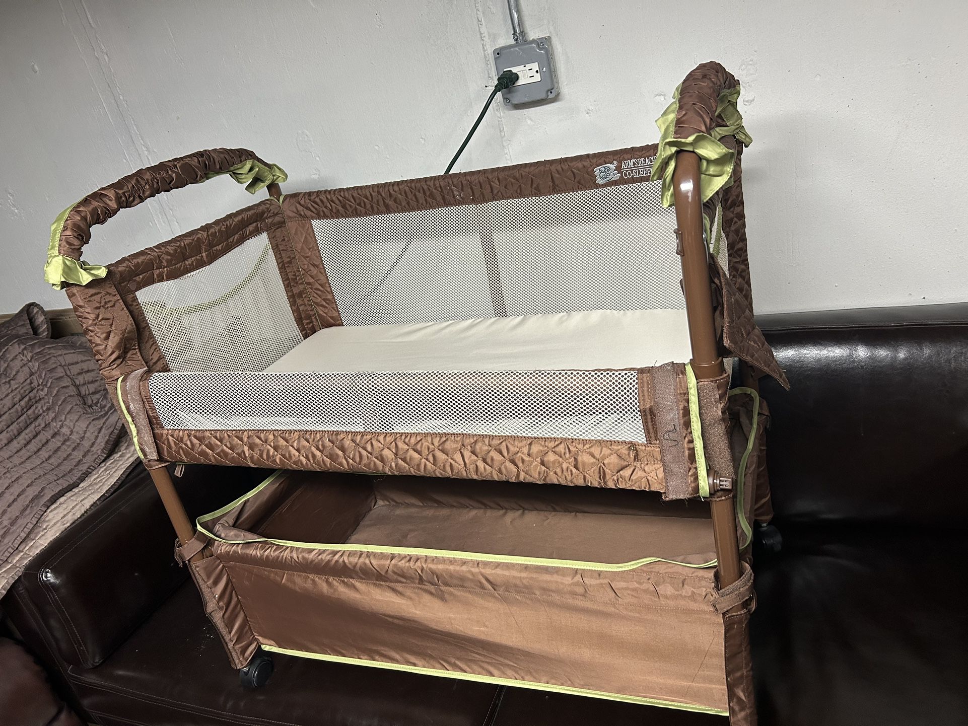 Arm’s Reach  Co-Sleeper Baby Crib