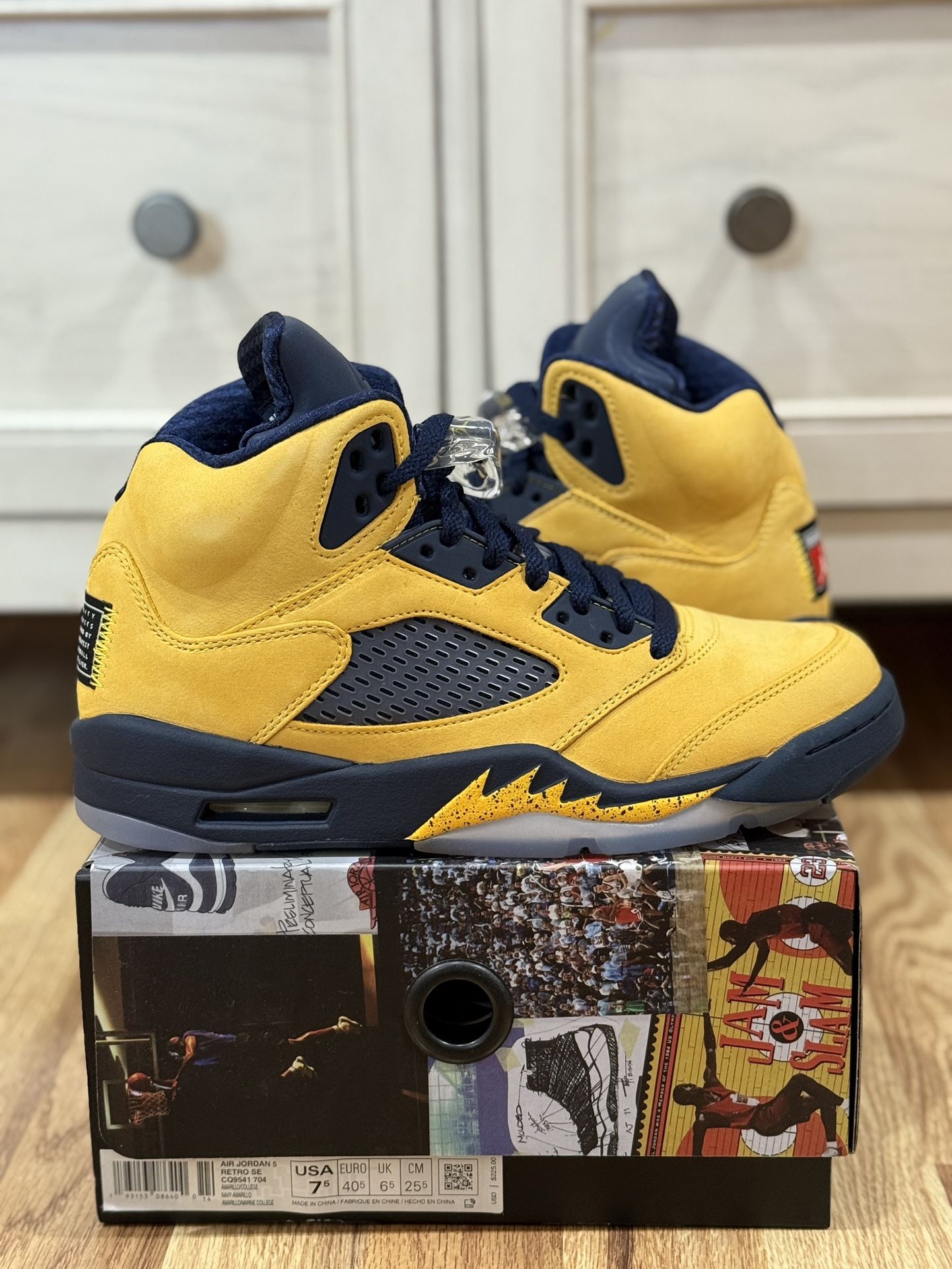 Jordan Retro 5 Michigan Size 7.5