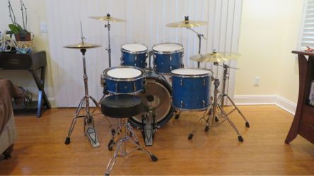 Pearl Drum Set - Complete With Cymbals & Hardware!!!