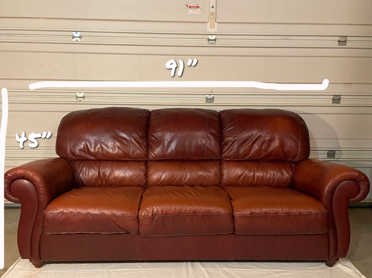 Beautiful leather couch ***Free Delivery***
