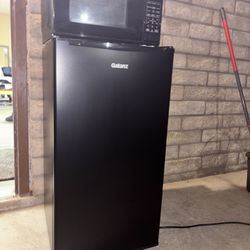 Selling Fridge & Microwave 