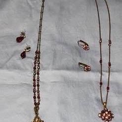 2 necklaces sets $5 each must pick up