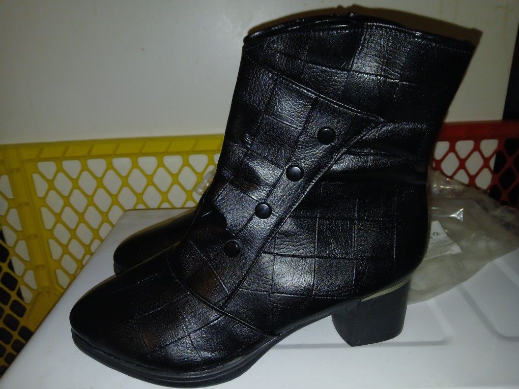 BLACK Boots