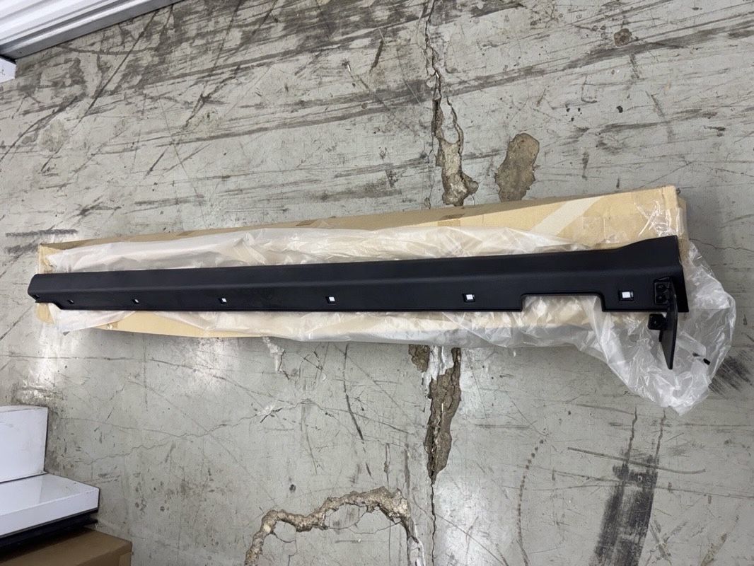 2013 - 2018 HYUNDAI SANTA FE LEFT DRIVER SIDE SKIRT ROCKER PANEL MOLDING OEM NEW