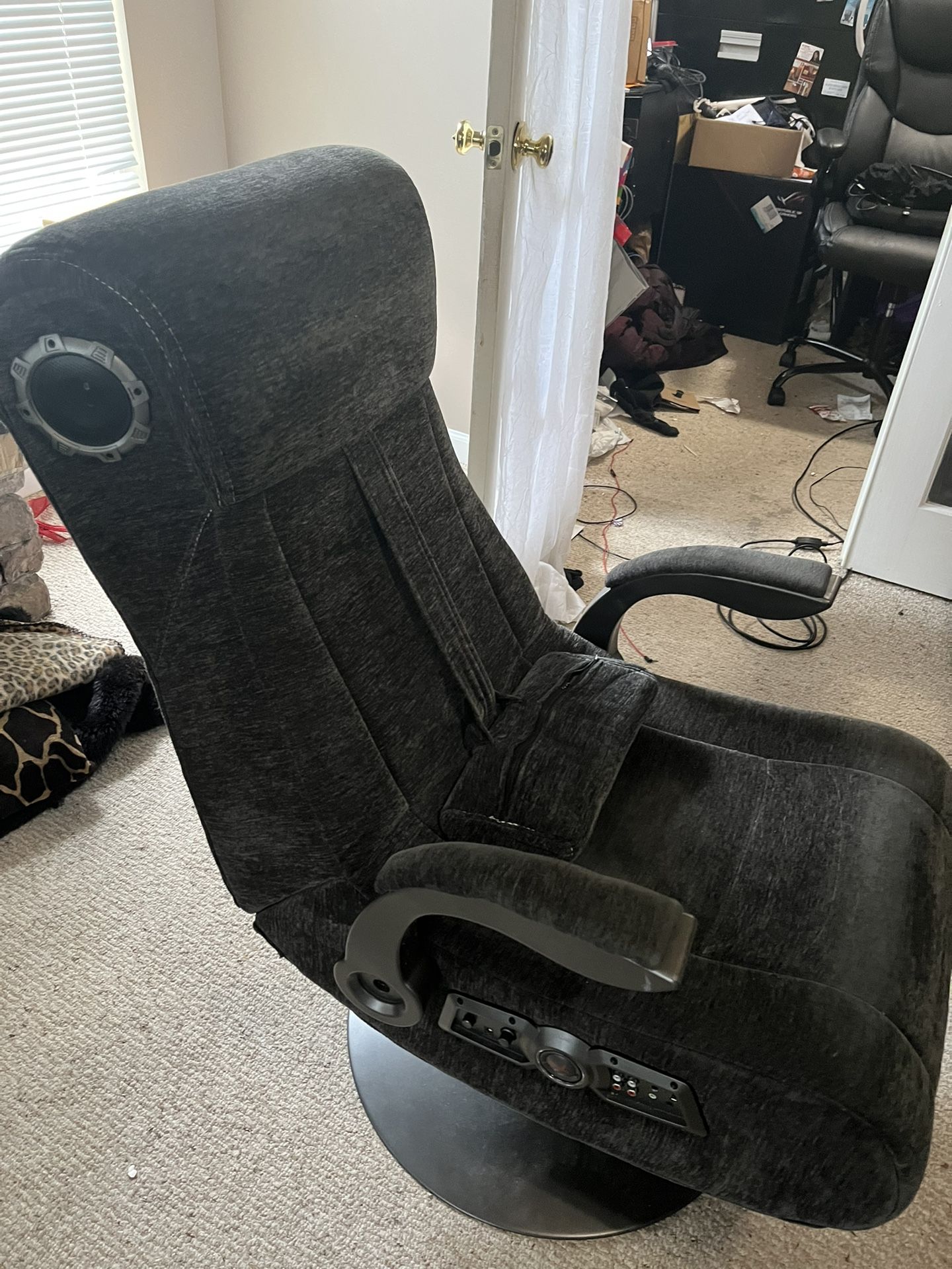 Gaming Chair W/ Bluetooth Speakers/USB charger