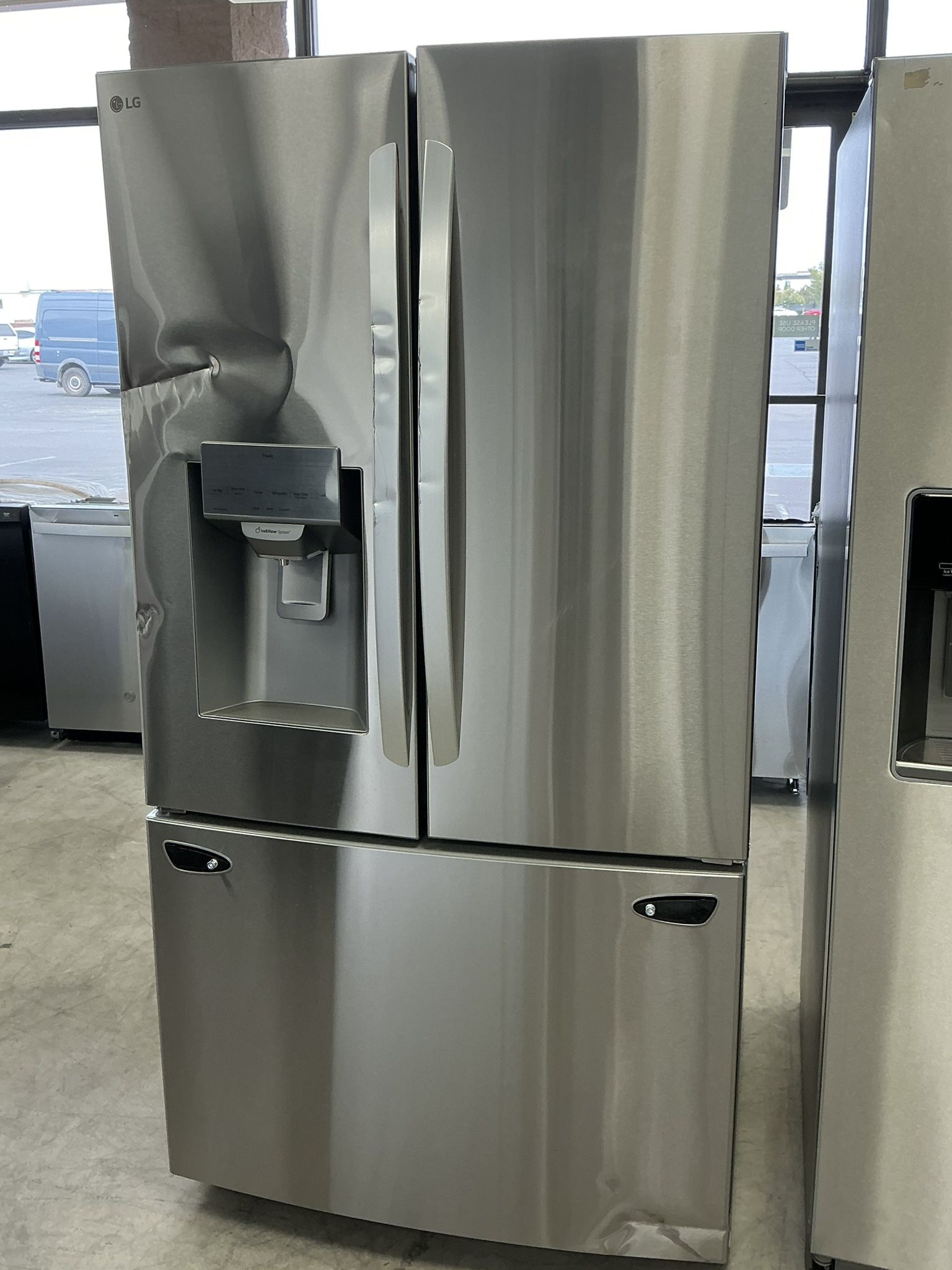LG 28 cu. ft. French Door Refrigerator (Water/Ice Dispenser NO WORKING)