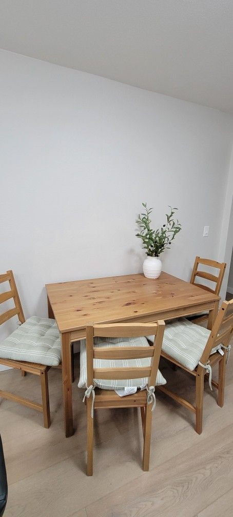 Dining table set
