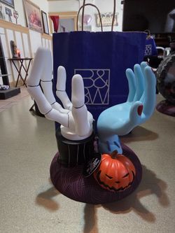 Bath & Body Works nightmare before christmas jack skellington & sally hands pedestal
