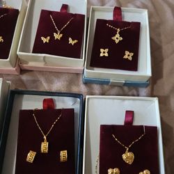 
Screw Earring And Necklace Set
18 Karat Gold