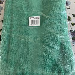 New KOHL’S Green  Superfine Fiber Towel, Soft Comfortable Bathing Towel, Absorbent Shower Towel, Adult Spa Towel Size 27x54 Inches .5$