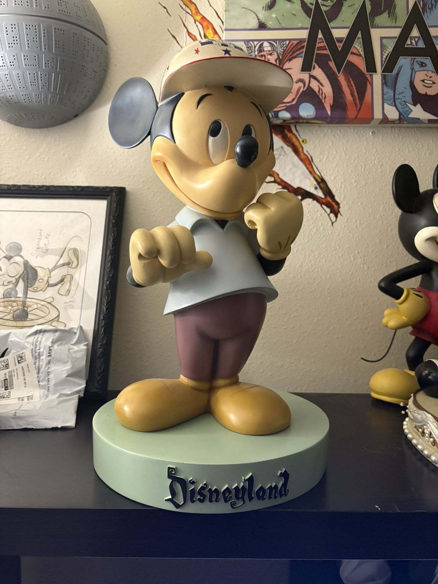 Disney Mickey Mouse big fig Disneyland Park statue