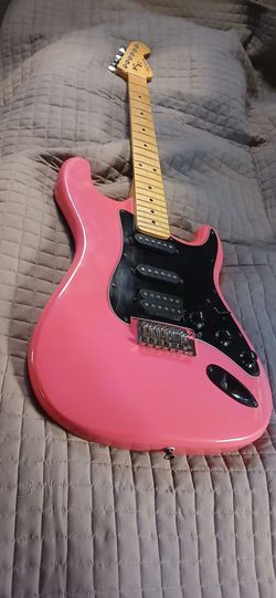Guitar pink HELLO KITTY strat $199