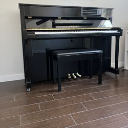 YAMAHA UPRIGHT PIANO NEAR BRAND NEW CONDITION ( PRICE NEGOTIABLE) 