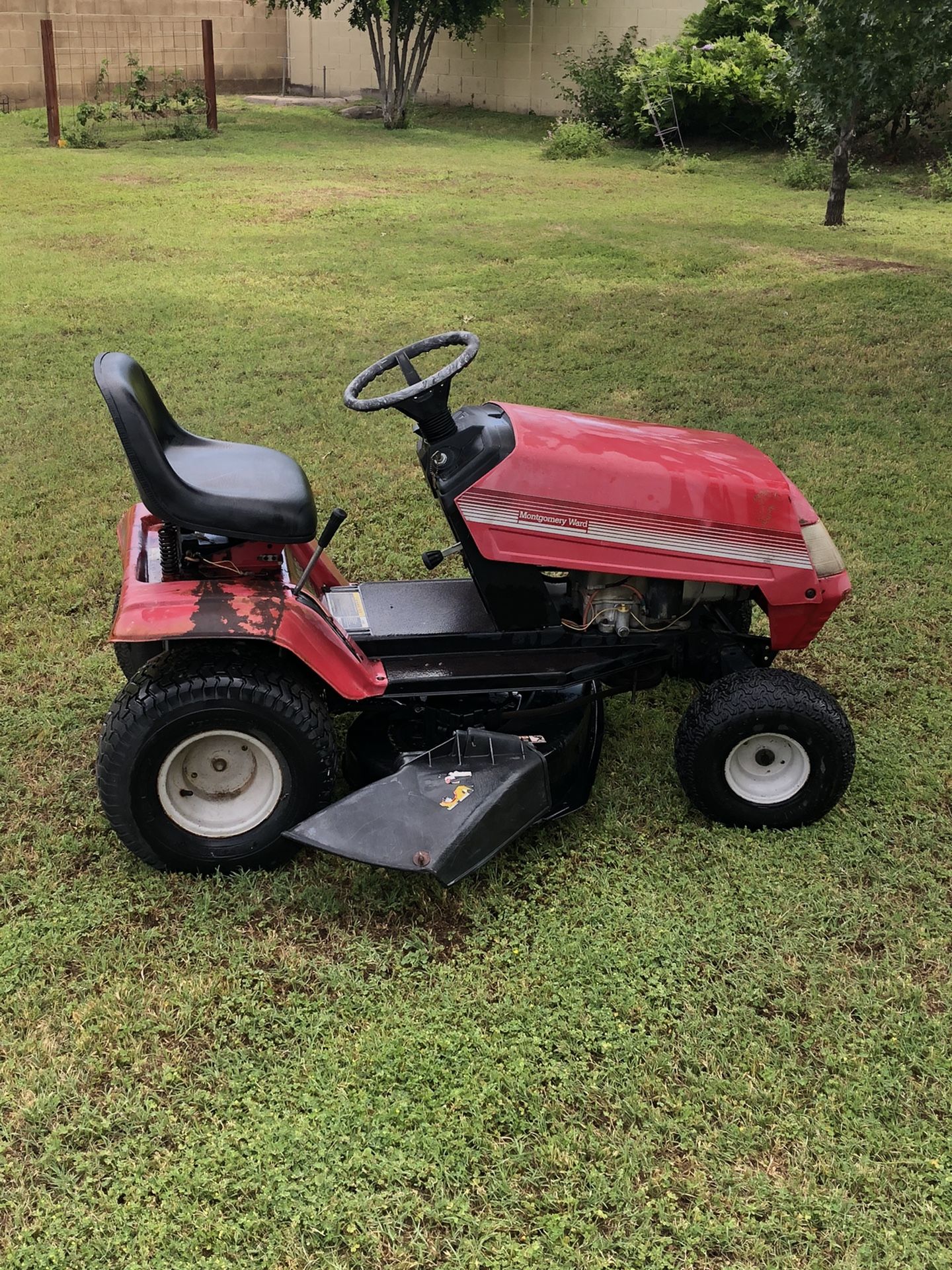 Montgomery ward 1994 36” mower/garden tractor. 12hp Briggs and Stratton ...