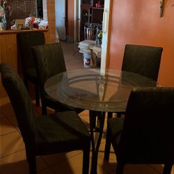 6 Chairs And The Table 