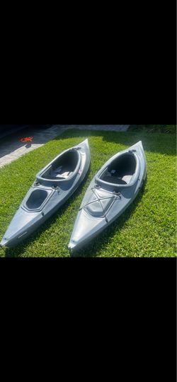 (2) Fishing kayaks + 2 paddles + 2 jackets