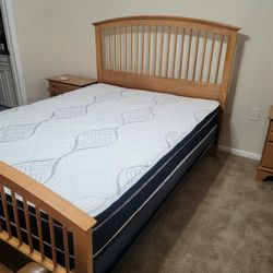 NEW QUEEN PILLOW TOP MATTRESS and BOX SPRING. The bed frame is not available 👍