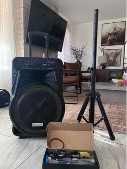 Bocina con pedestal y micrófonos