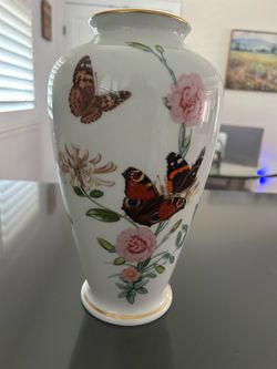 1981 the country Garden butterfly vase by Franklin porcelain designed by John Wilkinson