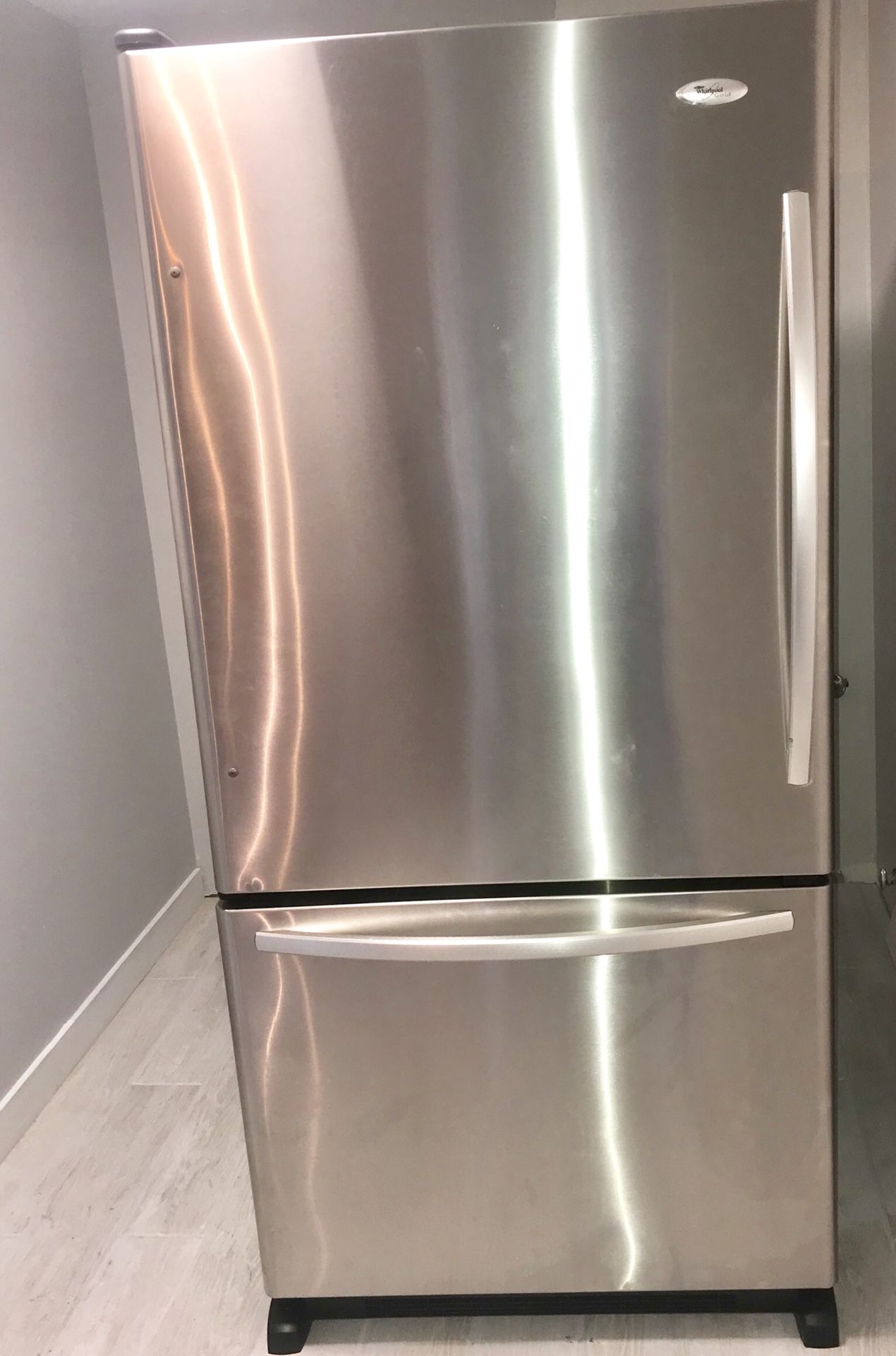 Whirlpool botttom mount refrigerator 33” stainless steel like new! Bottom freezer / top refrigerador acero inoxidable
