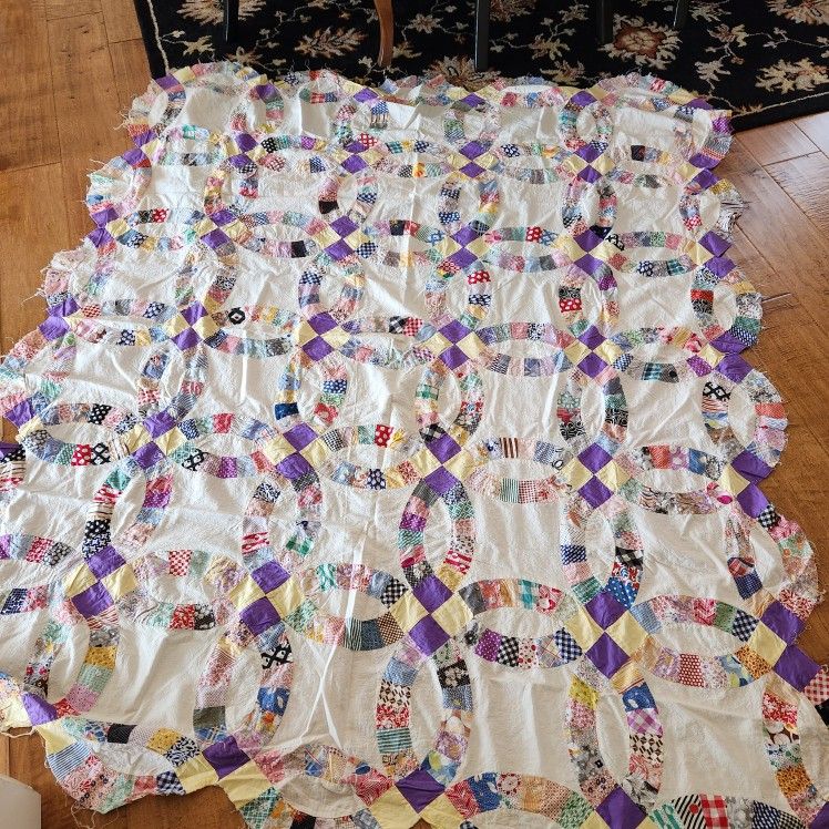 Incredible Vintage Double Wedding Ring Quilt Topper in Very Good Condition