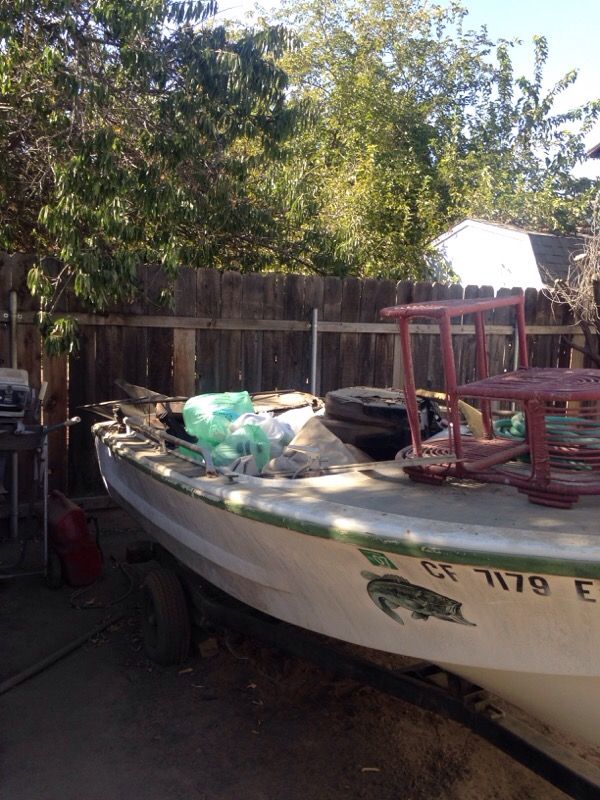 14 foot fiberglass boat. 1957 glassbar, evanrude outboard motor. Nice small fishing boat.