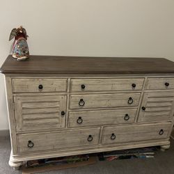 La-Z-Boy dresser