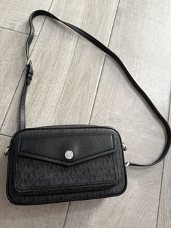 Michael Kors Women's Jet Set Medium Pocket Leather Crossbody in Black