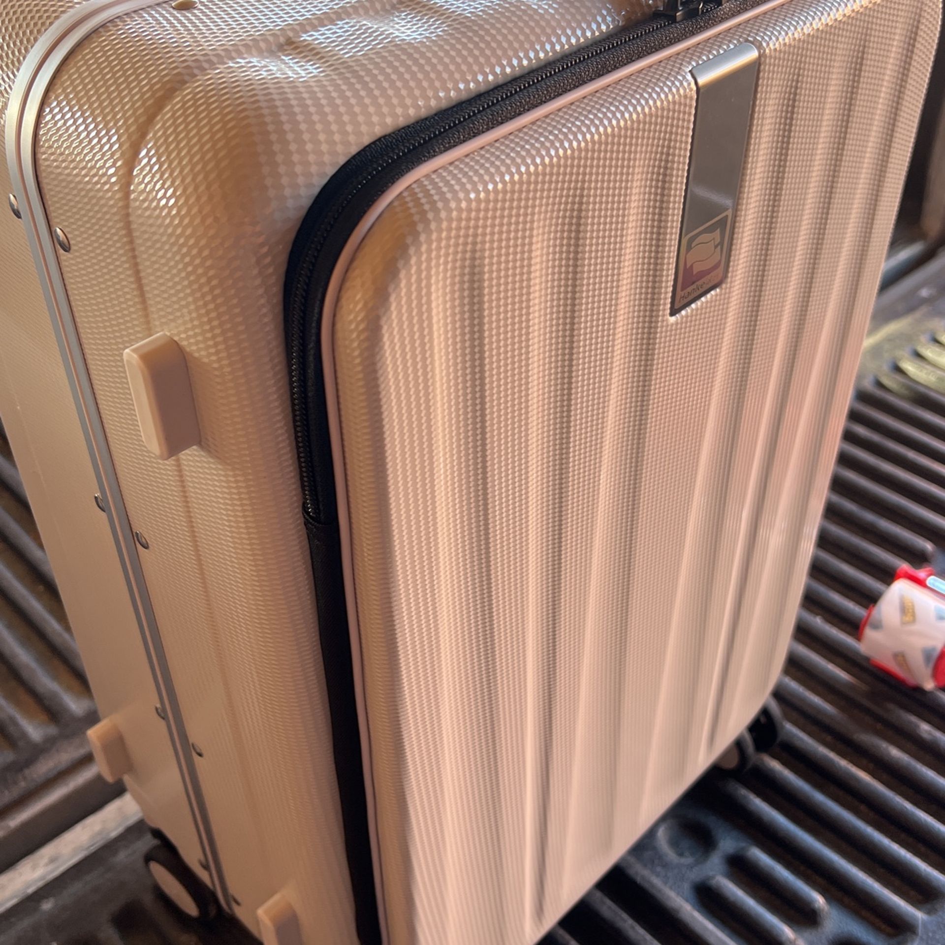 Hanke Luggage With Wheels