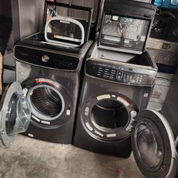 A pair of Samsung washing machines, gas-powered, are in good condition. (Washing machine and dryer)