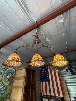 Tiffany-style 3-light chandelier.