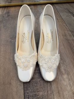 Beautiful white shoes size 5B
