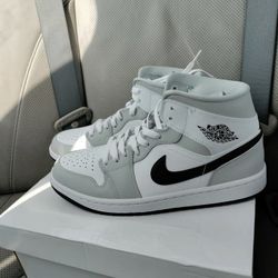 Jordan 1 Mid Light Smoke Grey...