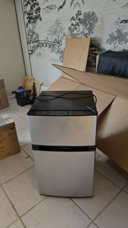 Insignia 3 cubic feet  refrigerator/freezer